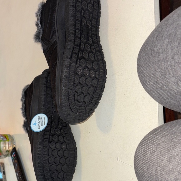 Minnetonka Black Fur-Lined Winter Boots - Picture 3 of 3